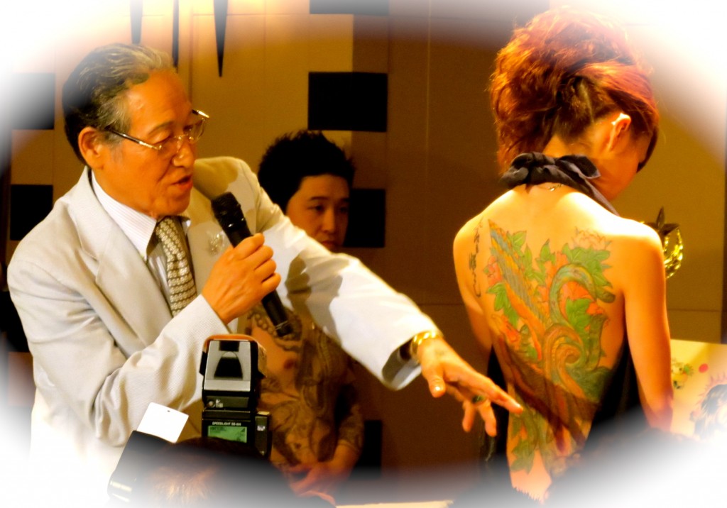 Horiyoshi III showing one of his work of art on a lady's back, at a show organized at the FCCJ